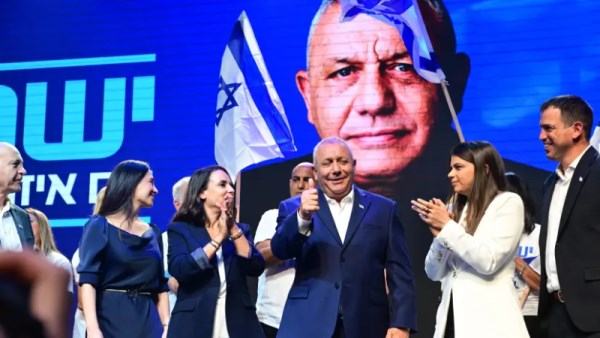 غادي آيزنكوت وسط حزبه "يشار"