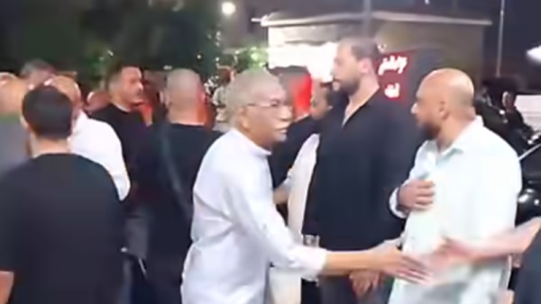 الفنان سيد رجب خلال تأديته واجب العزاء