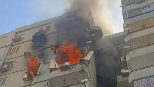 جانب من اندلاع الحريق في الشقة 