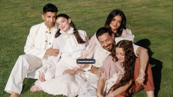 الفنان أحمد زاهر وسط بناته 
