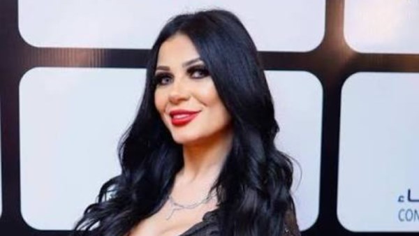 الفنانة منى ممدوح 