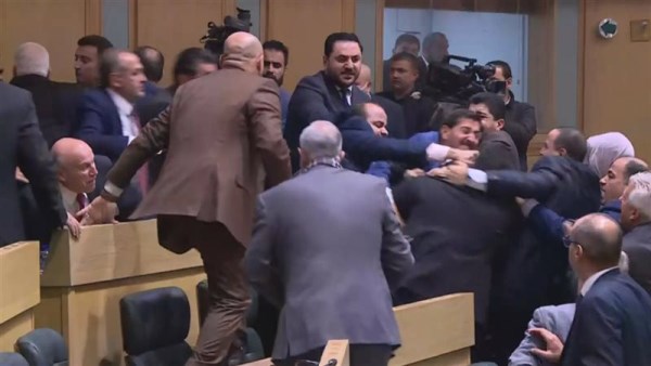 جانب من المشاجرة داخل البرلمان الأردني 