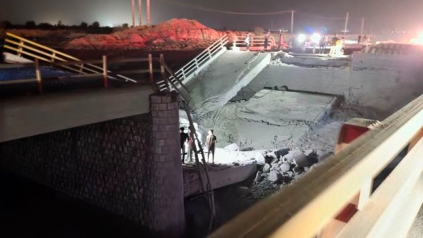 جانب من استهداف الجسر من قبل الطيران الأمريكي 