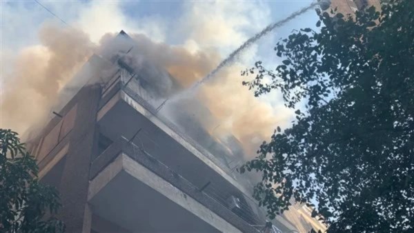 جانب من اندلاع الحريق من الشقة السكنية 