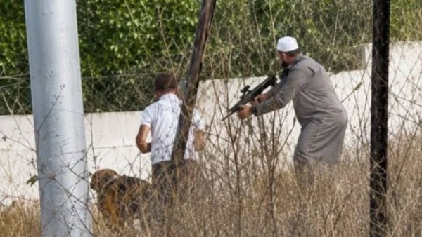 فلسطيني يستولى على سلاح مستوطن قبل مقتله بلحظات 