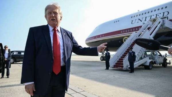 الرئيس الأمريكي دونالد ترامب أمام الطائرة الرئاسية الامريكية Air Force One