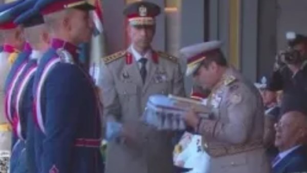 الرئيس السيسي يسلم علم القوات المسلحة تمهيدًا لرفعه على مقر الأوكتاجون