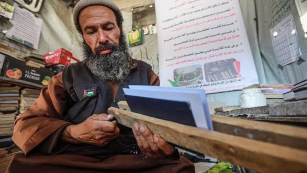  فلسطيني يكرس جهوده لترميم المصاحف