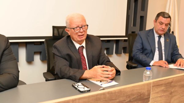  الدكتور حسين عيسى