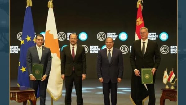 الرئيس مع وزير البترول 