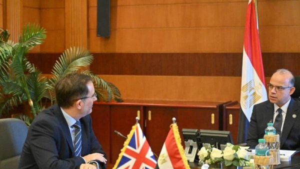 وزير الاستثمار والسفير البريطاني 