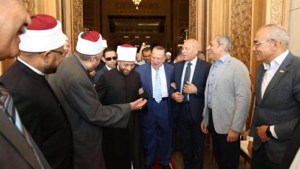 أدى محافظ القاهرة وزير الأوقاف، صلاة الجمعة
