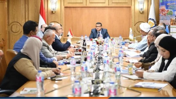 محافظ قنا
