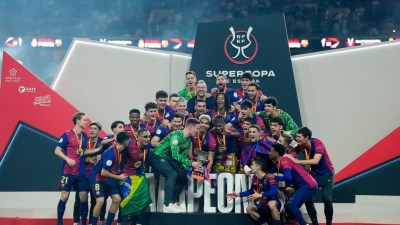 برشلونة تحتفل بكأس السوبر الإسباني